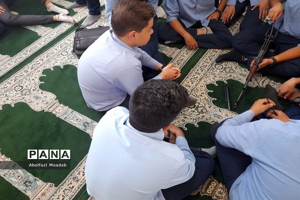 کلاس آموزشی عملی اسلحه‌شناسی در دبیرستان نمونه آیت الله خامنه‌ای کاشمر