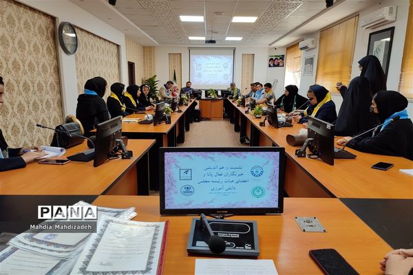 نشست و هم‌اندیشی خبرنگاران پانا و اعضای هیات رئیسه مجلس دانش‌آموزی