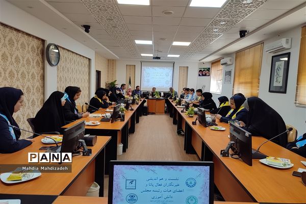 نشست و هم‌اندیشی خبرنگاران پانا و اعضای هیات رئیسه مجلس دانش‌آموزی
