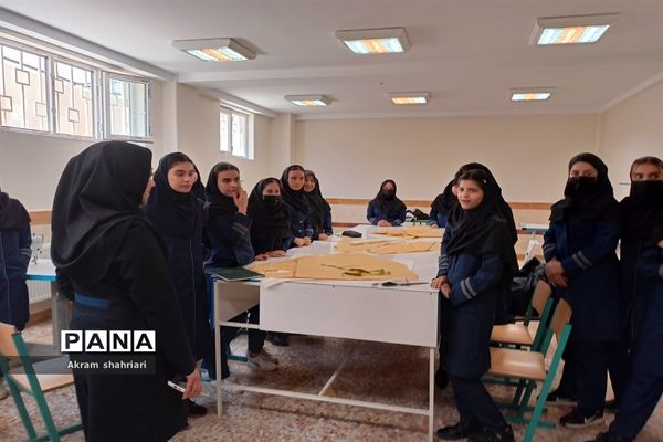 بازدید مشاوران مدارس ملارد از هنرستان کار دانش کبری زرگران