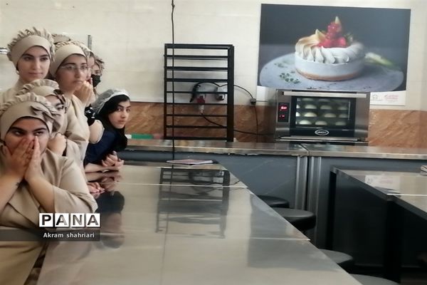 بازدید مشاوران مدارس ملارد از هنرستان کار دانش کبری زرگران