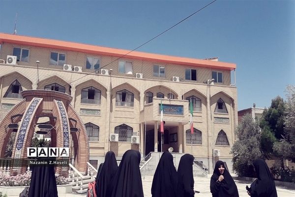 بازدید دانش‌آموزان دبیرستان حضرت خدیجه جعفرآباد قم از دانشگاه‌ها