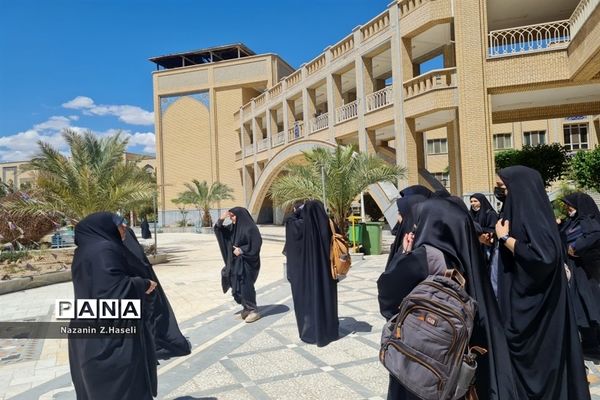 بازدید دانش‌آموزان دبیرستان حضرت خدیجه جعفرآباد قم از دانشگاه‌ها