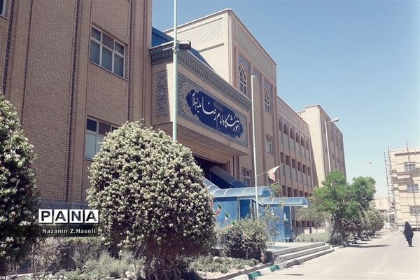 بازدید دانش‌آموزان دبیرستان حضرت خدیجه جعفرآباد قم از دانشگاه‌ها