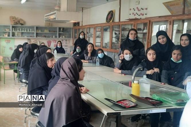 نمایشگاه هفته مشاغل و انتخاب رشته تحصیلی دانشآموزان متوسطه دوم مدارس ناحیه یک ری