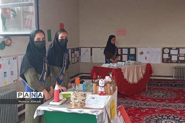 نمایشگاه هفته مشاغل و انتخاب رشته تحصیلی دانش‌آموزان متوسطه دوم مدارس ناحیه یک ری
