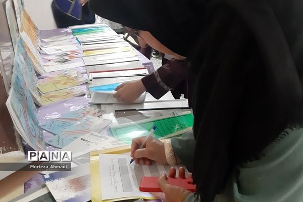 نمایشگاه هفته مشاغل و انتخاب رشته تحصیلی دانش‌آموزان متوسطه دوم مدارس ناحیه یک ری