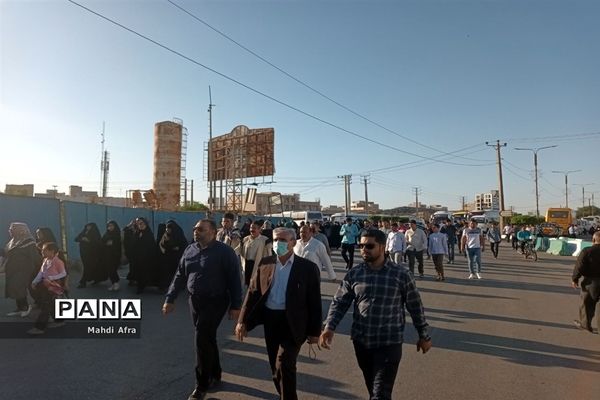 شرکت فرهنگیان و دانش آموزان بهبهانی در مراسم استقبال از رئیس جمهور در اهواز