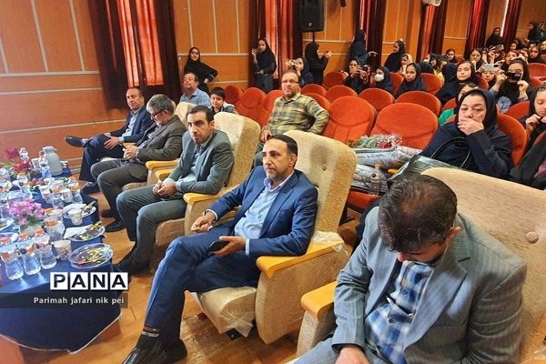 آیین تجلیل از برگزیدگان علمی و مقام شامخ معلم دبیرستان شهیدزهره‌وند شهرستان قرچک