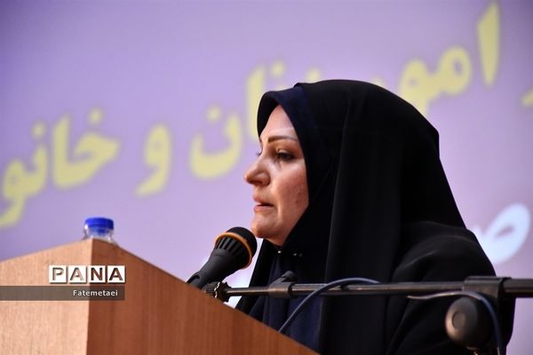 نشست صمیمی انسیه خزعلی معاون رئیس  جمهوری در امور زنان و خانواده با بانوان صنعت نفت خوزستان