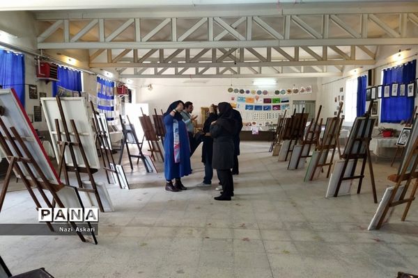آماده‌سازی نمایشگاه هنرستان شهید محسن کامیاب آموزش و پرورش ناحیه یک شیراز