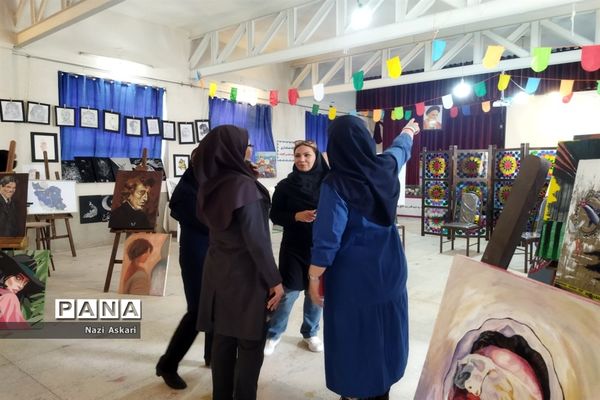 آماده‌سازی نمایشگاه هنرستان شهید محسن کامیاب آموزش و پرورش ناحیه یک شیراز