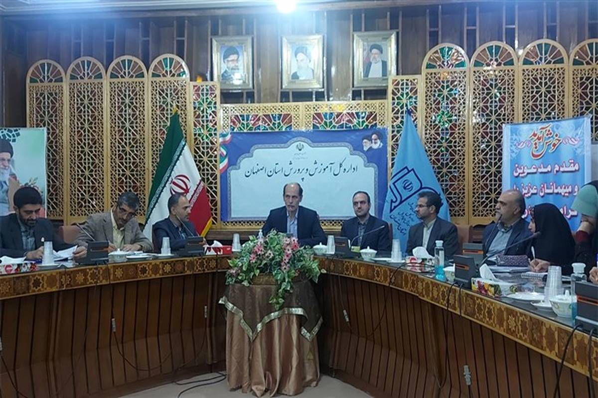 نشست مدیرکل آموزش و پرورش استان اصفهان و دانش‌آموزان عضو  تشکل‌های دانش آموزی /فیلم