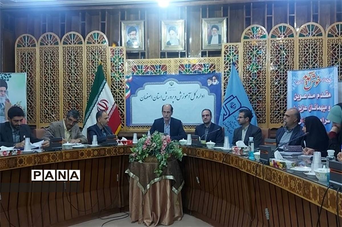 نشست مدیرکل آموزش و پرورش استان اصفهان با دانش‌آموزان عضو تشکل‌های دانش‌آموزی