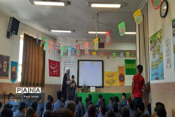 معرفی کتاب‌های شهید مطهری برای دانش‌آموزان مدرسه شاهد غدیر بافق
