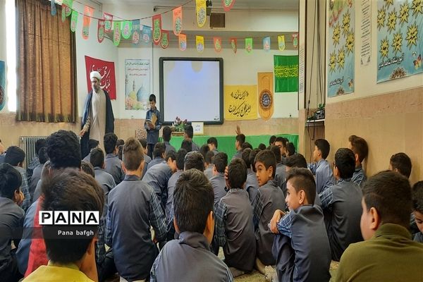 معرفی کتاب‌های شهید مطهری برای دانش‌آموزان مدرسه شاهد غدیر بافق