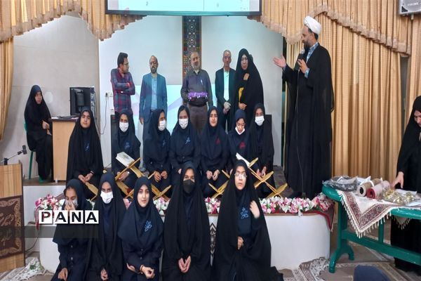 تقدیرازمعلمان و دانش‌آموزان برگزیده حافظ قرآن در اصفهان