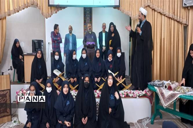 تقدیرازمعلمان و دانشآموزان برگزیده حافظ قرآن در اصفهان