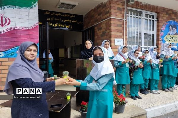 بازارچه مواد غذایی و صنایع‌دستی و دست‌سازه‌های دانش‌‌آموزان در مدرسه مهرنوین فیروزکوه