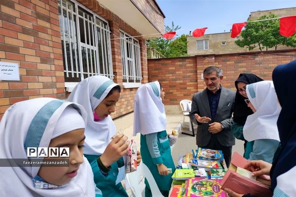 بازارچه مواد غذایی و صنایع‌دستی و دست‌سازه‌های دانش‌‌آموزان در مدرسه مهرنوین فیروزکوه