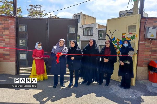 بازارچه مواد غذایی و صنایع‌دستی و دست‌سازه‌های دانش‌‌آموزان در مدرسه مهرنوین فیروزکوه