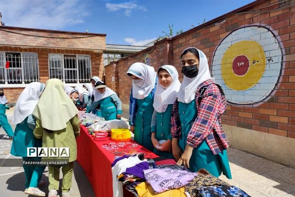 بازارچه مواد غذایی و صنایع‌دستی و دست‌سازه‌های دانش‌‌آموزان در مدرسه مهرنوین فیروزکوه