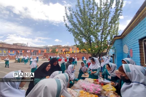 بازارچه مواد غذایی و صنایع‌دستی و دست‌سازه‌های دانش‌‌آموزان در مدرسه مهرنوین فیروزکوه