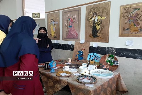 بازدید دانش‌آموزان پایه نهم دبیرستان سردار سلیمانی از نمایشگاه صنایع‌دستی دانش‌آموزان دبیرستان بلیغ فیروزکوه
