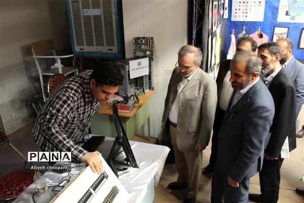 بازدید معاون پرورشی و فرهنگی شهر تهران از نمایشگاه هفتگی مشاغل