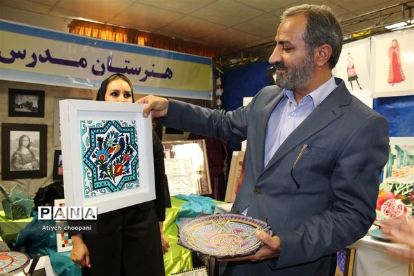 بازدید معاون پرورشی و فرهنگی شهر تهران از نمایشگاه هفتگی مشاغل