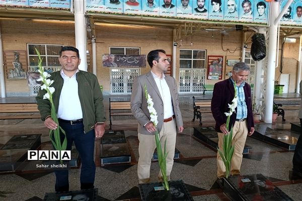 آیین گلباران مزار شهدا به‌مناسبت  گرامیداشت روز معلم در ملارد