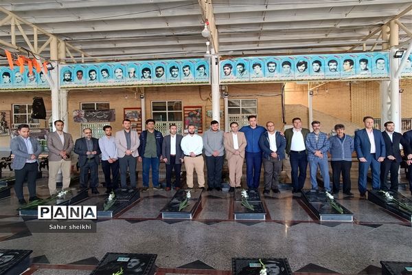 آیین گلباران مزار شهدا به‌مناسبت  گرامیداشت روز معلم در ملارد