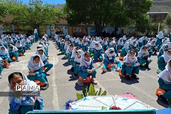 بزرگداشت مقام معلم در دبستان بنت‌الهدی شهرستان فیروزکوه