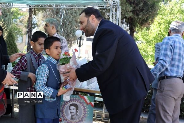 تجلیل دانش‌آموزان عضو سازمان دانش‌آموزی به مناسبت روز معلم