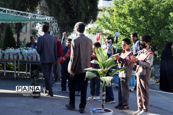 تجلیل دانش‌آموزان عضو سازمان دانش‌آموزی به مناسبت روز معلم