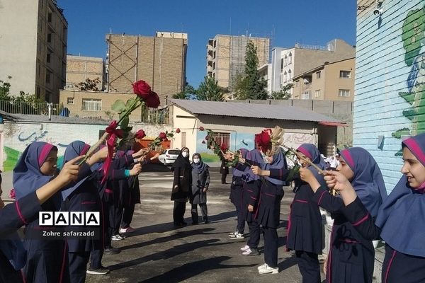 جشن بزرگ‌  گرامیداشت روز معلم در دبستان شهید سجادیان رودهن