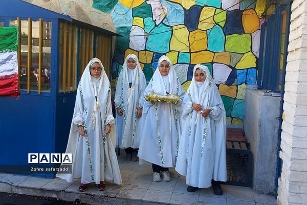 جشن بزرگ‌  گرامیداشت روز معلم در دبستان شهید سجادیان رودهن