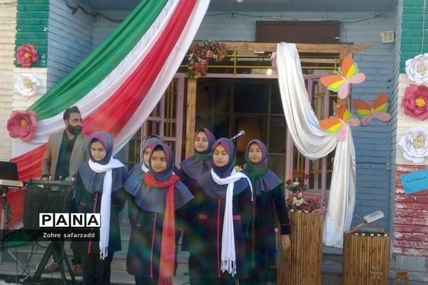 جشن بزرگ‌  گرامیداشت روز معلم در دبستان شهید سجادیان رودهن