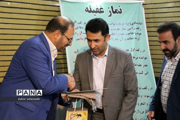 برپایی نماز جمعه رودهن با حضور پرشور اقشار مردم و بسیجیان فرهنگی