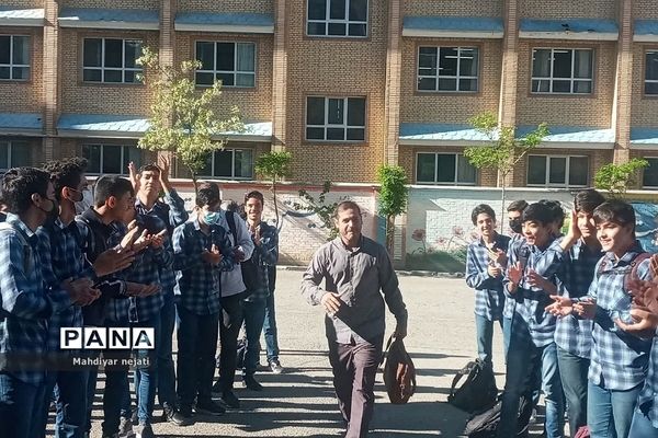 استقبال دانش‌آموزان در اولین روز هفته معلم از معلمان در رودهن