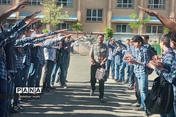 استقبال دانش‌آموزان در اولین روز هفته معلم از معلمان در رودهن