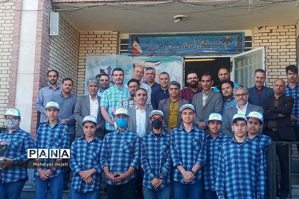 استقبال دانش‌آموزان در اولین روز هفته معلم از معلمان در رودهن