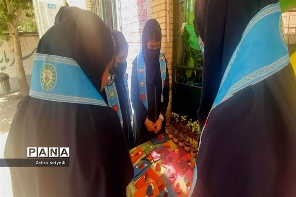 جشن گرامیداشت هفته مقام معلم در مدرسه فاطمه الزهرا