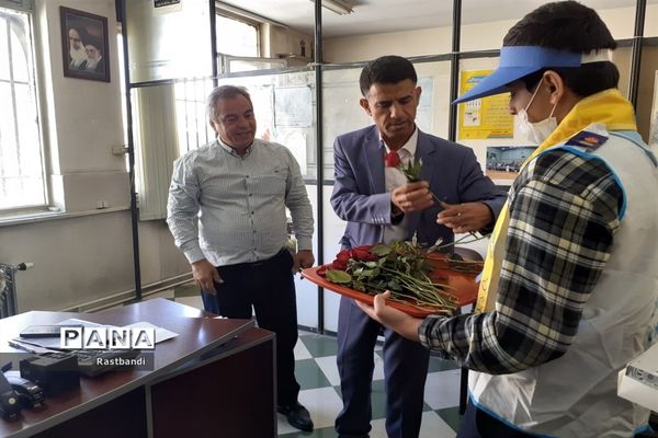 تقدیر از فرهنگیان آموزش و پرورش منطقه ۱۳ توسط دانش‌آموزان پیشتاز