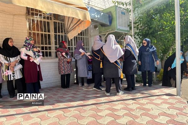 تقدیر از معلمان دبیرستان شهیده قزوینی منطقه ۱۳