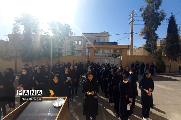 تجلیل از معلمان دبیرستان سکینه اولیا ناحیه یک یزد