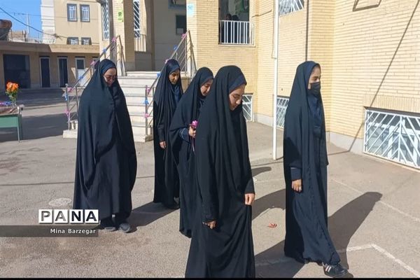 تجلیل از معلمان دبیرستان سکینه اولیا ناحیه یک یزد