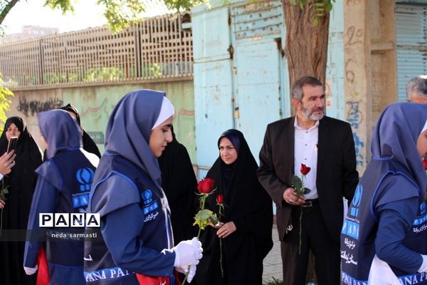 تقدیر اعضای سازمان دانش‌آموزی کرمانشاه از مسئولین آموزش و پرورش در روز معلم