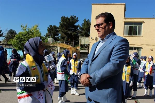 تقدیر اعضای سازمان دانش‌آموزی کرمانشاه از مسئولین آموزش و پرورش در روز معلم