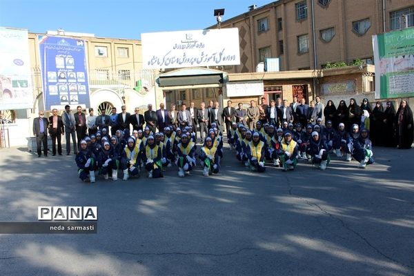 تقدیر اعضای سازمان دانش‌آموزی کرمانشاه از مسئولین آموزش و پرورش در روز معلم